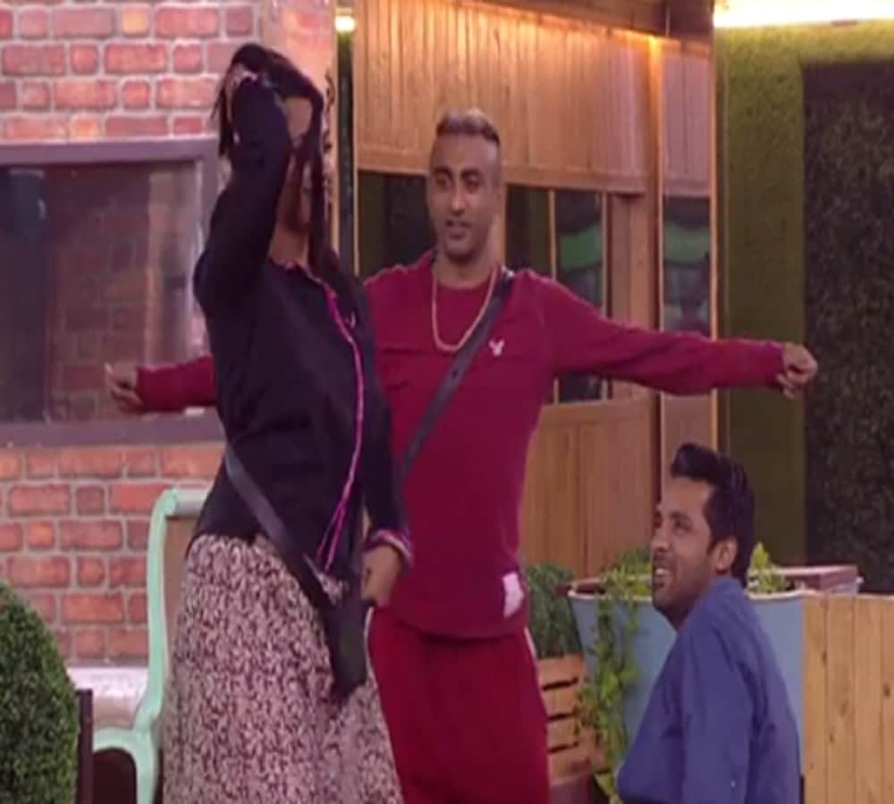  arshi khan ready to expose cleavage before puneesh and akaash in bigg boss 
