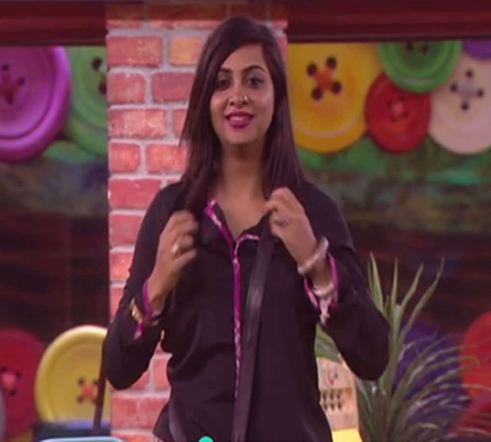  arshi khan ready to expose cleavage before puneesh and akaash in bigg boss 