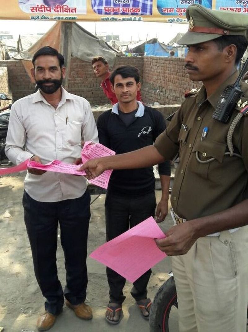 ट्रैफिक पुलिस ने वाहनों से हटवाई काली फिल्म