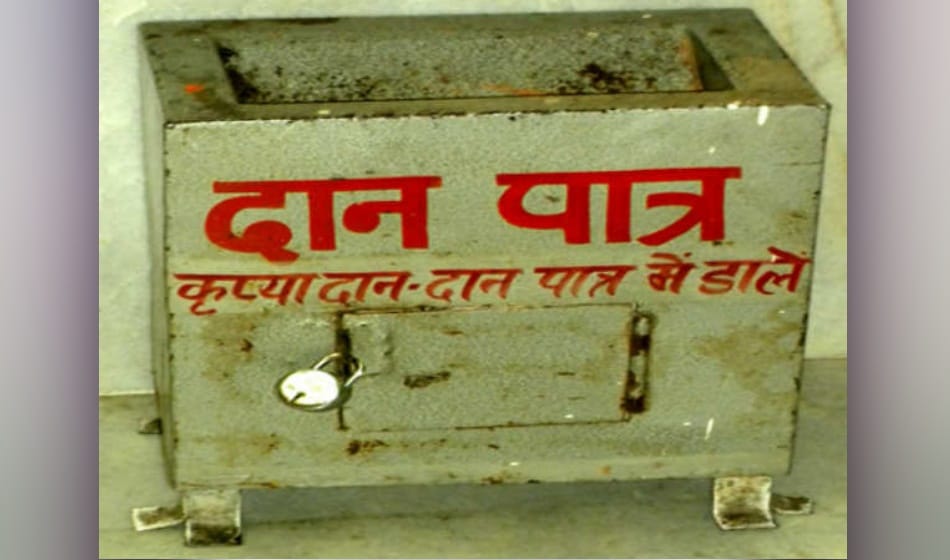 thieves stole images of god and donation box from temple
