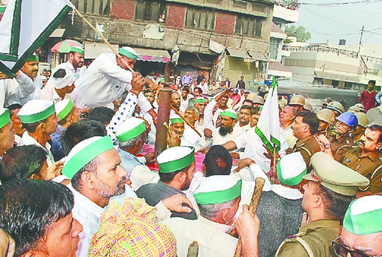 Farmers on the road, demonstrated on the collectorate