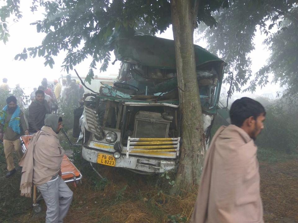 Bus collides with truck due to smog, five dead