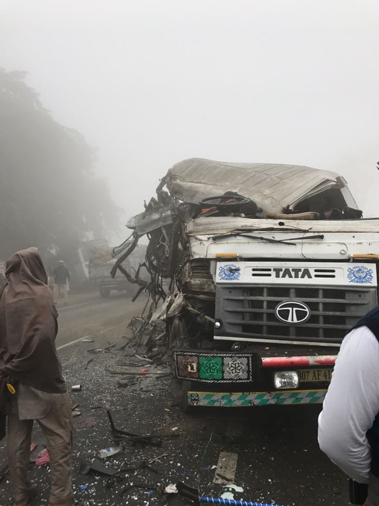 Bus collides with truck due to smog, five dead