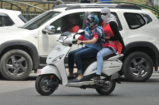 girls facing BS4 Vehicles light on problem