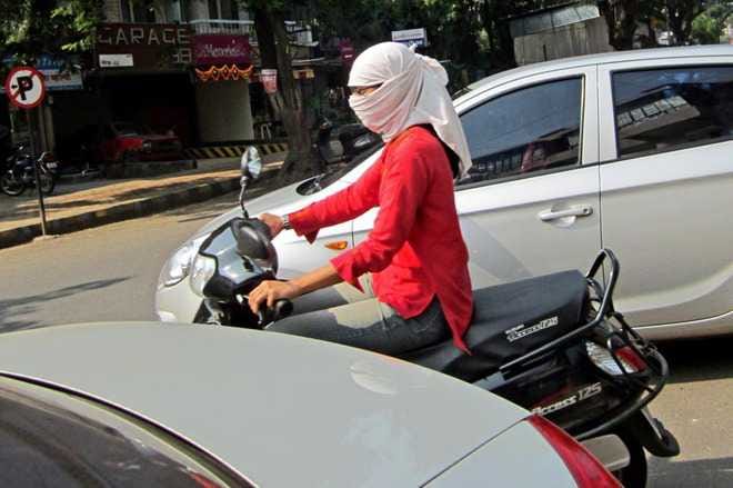 girls facing BS4 Vehicles light on problem