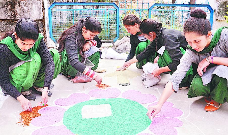 रंगोली से फैलाई मतदान के लिए जागरूकता