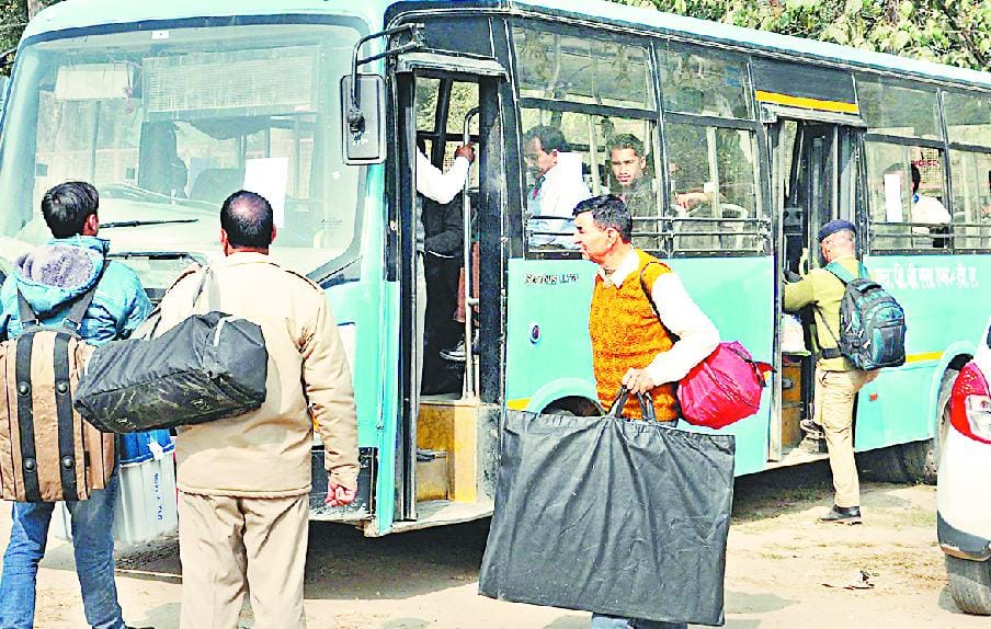 चुनाव ड्यूटी में लगी सरकारी बसें, 83 बस रूट ठप