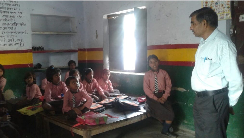 स्कूल में फेसियल कराने पर हेडमास्टर सस्पेंड