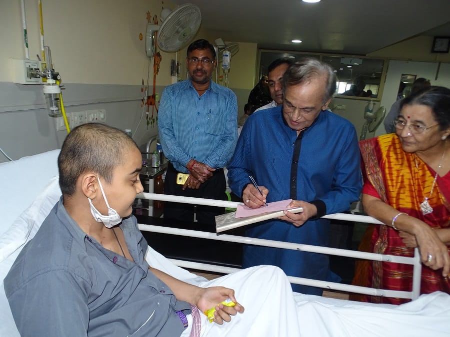 Music director Anandji meets cancer Patient children