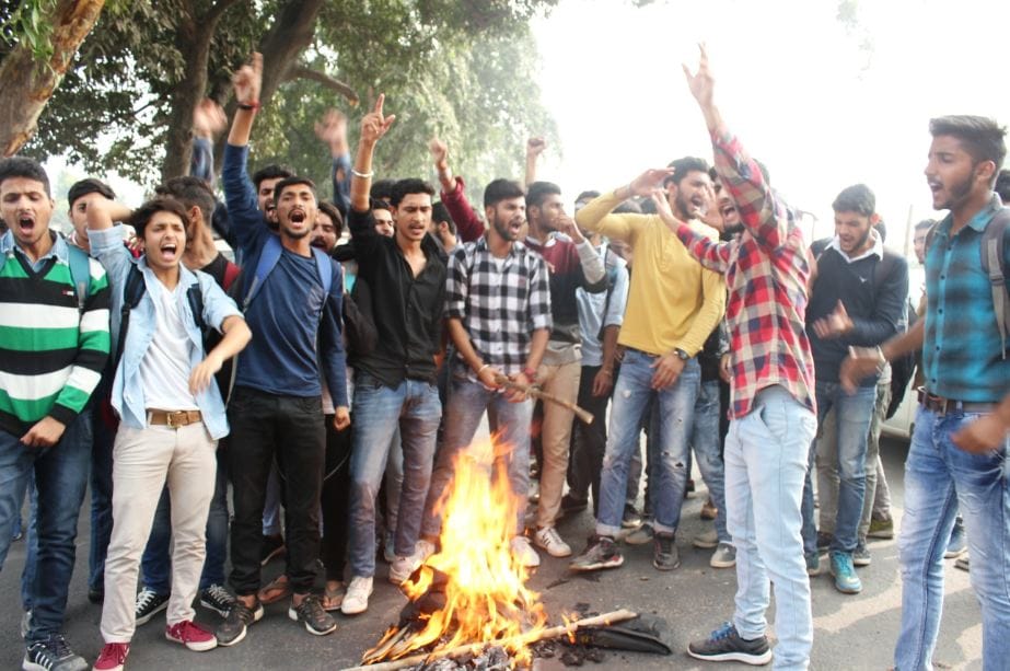 Students demand to postpone the first semester re-examination