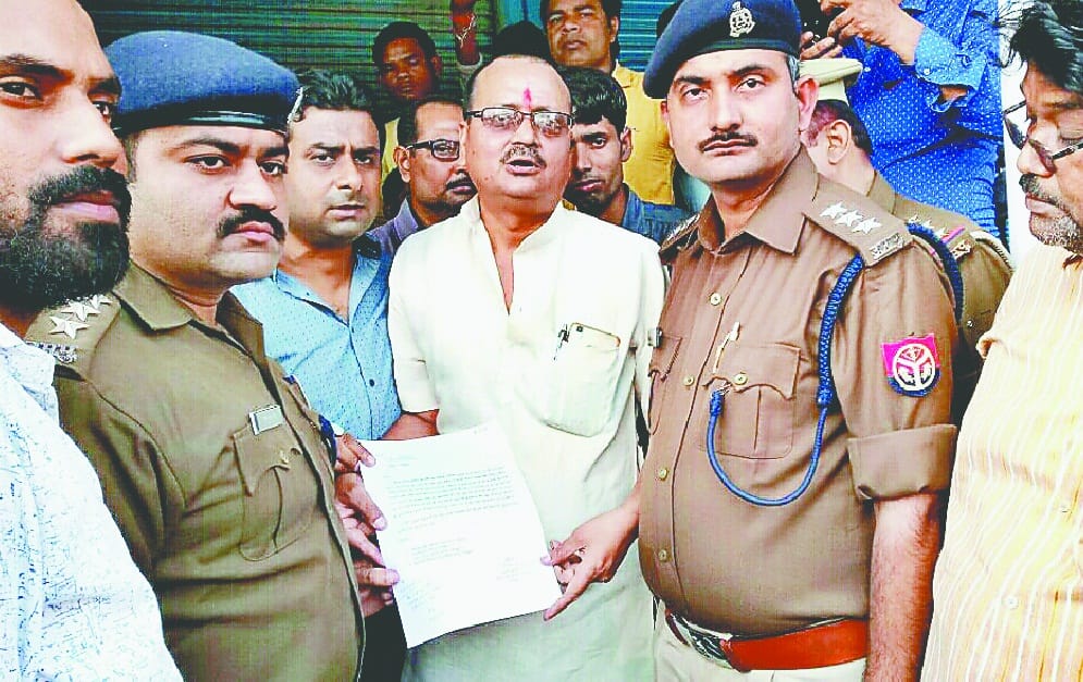दवा विक्रेताओं के आगे नरम पड़े डॉक्टर