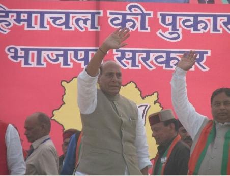 देश को तोड़ने की राजनीति करती है कांग्रेस : राजनाथ