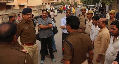  gangster shoot cashier in varanasi