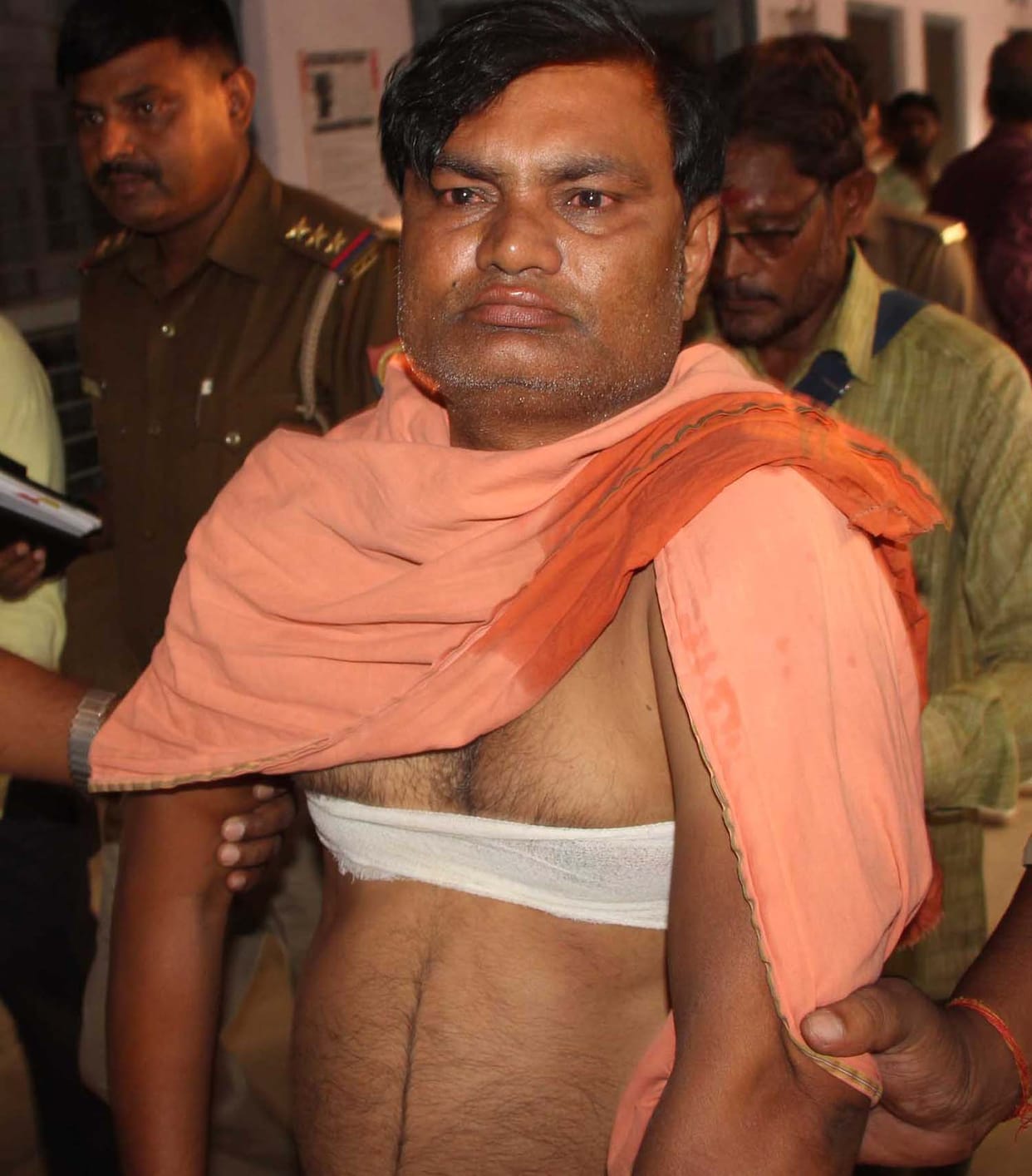  gangster shoot cashier in varanasi
