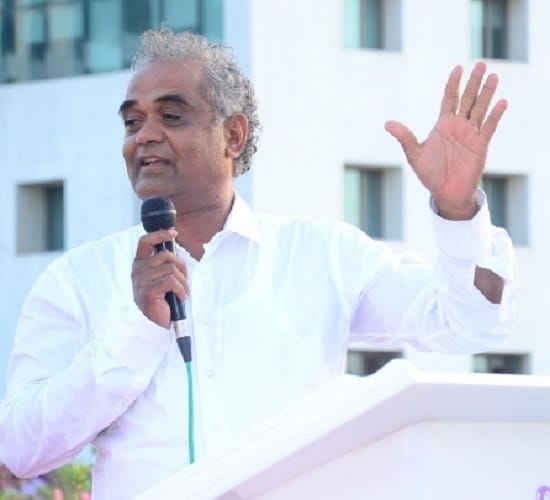  success story of diamond businessman savjibhai dholakia 