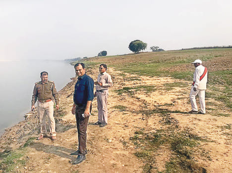 Mafia fleeing Yamuna Ghat on mining team information