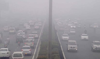 delhi smog delays 41 trains and 10 trains cancels, delhi people inhale 20 litres poisonous air 