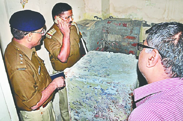 Cash of Rs ten lakh cash was broken by thieves
