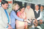 हिंडन निर्मल गोष्ठी का दीप जलाकर शुभारंभ करते अतिथगण।