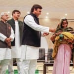 खजांची की मां के साथ अखिलेश यादव