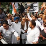 नोटबंदी का विरोध करते विपक्षी दल के नेता।