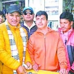 लोहाघाट में स्वैप मशीन से खरीददारी करते विधायक पूरन सिंह फर्त्याल।