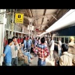 उरई स्टेशन पर ट्रेन चलने का इंतजार करते यात्री।
