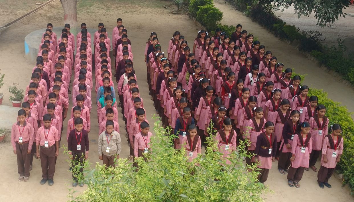 शत प्रतिशत उपस्थिति के लिए बच्चों को किया पुरस्कृत