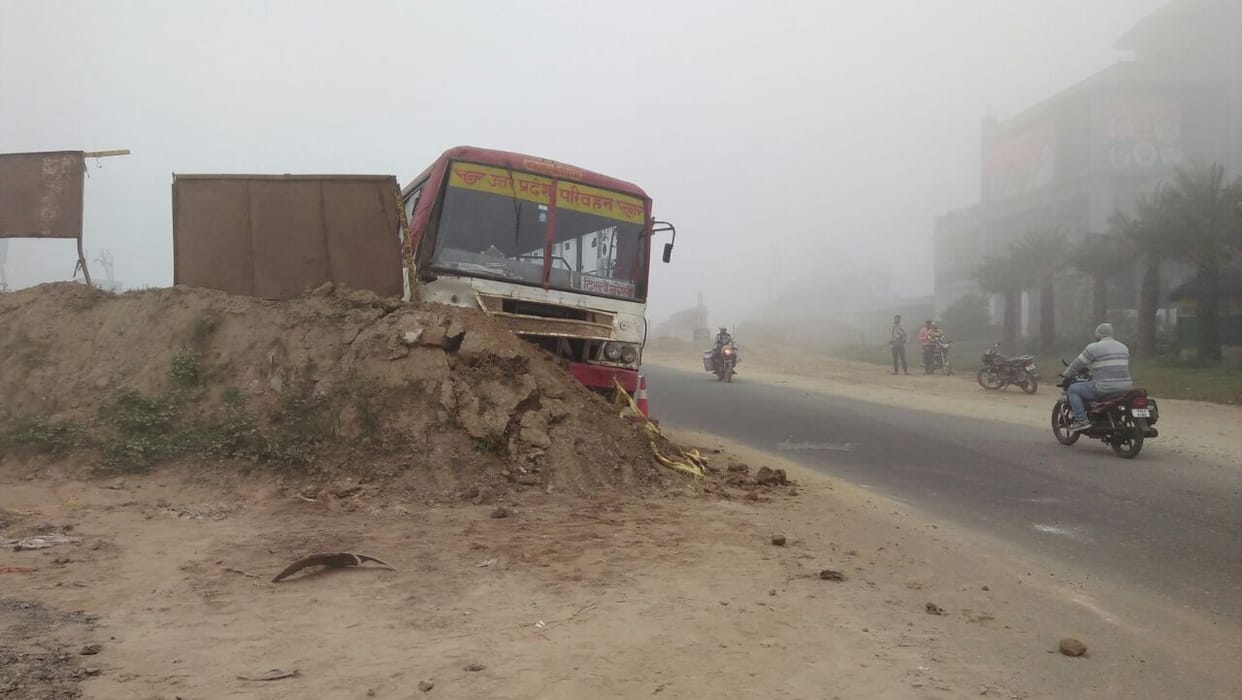 mitti ke dher me ghusi roadways bus