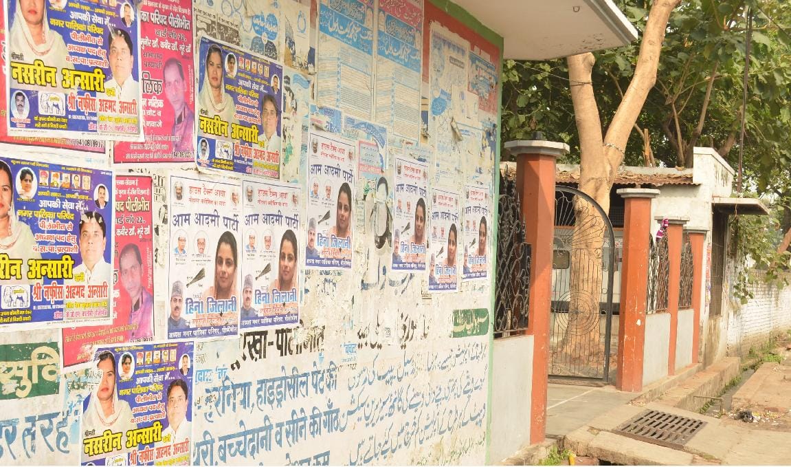 आचार संहिता का मखौल उड़ा रहे नेताओं के फ्लैक्स, होर्डिंग्स