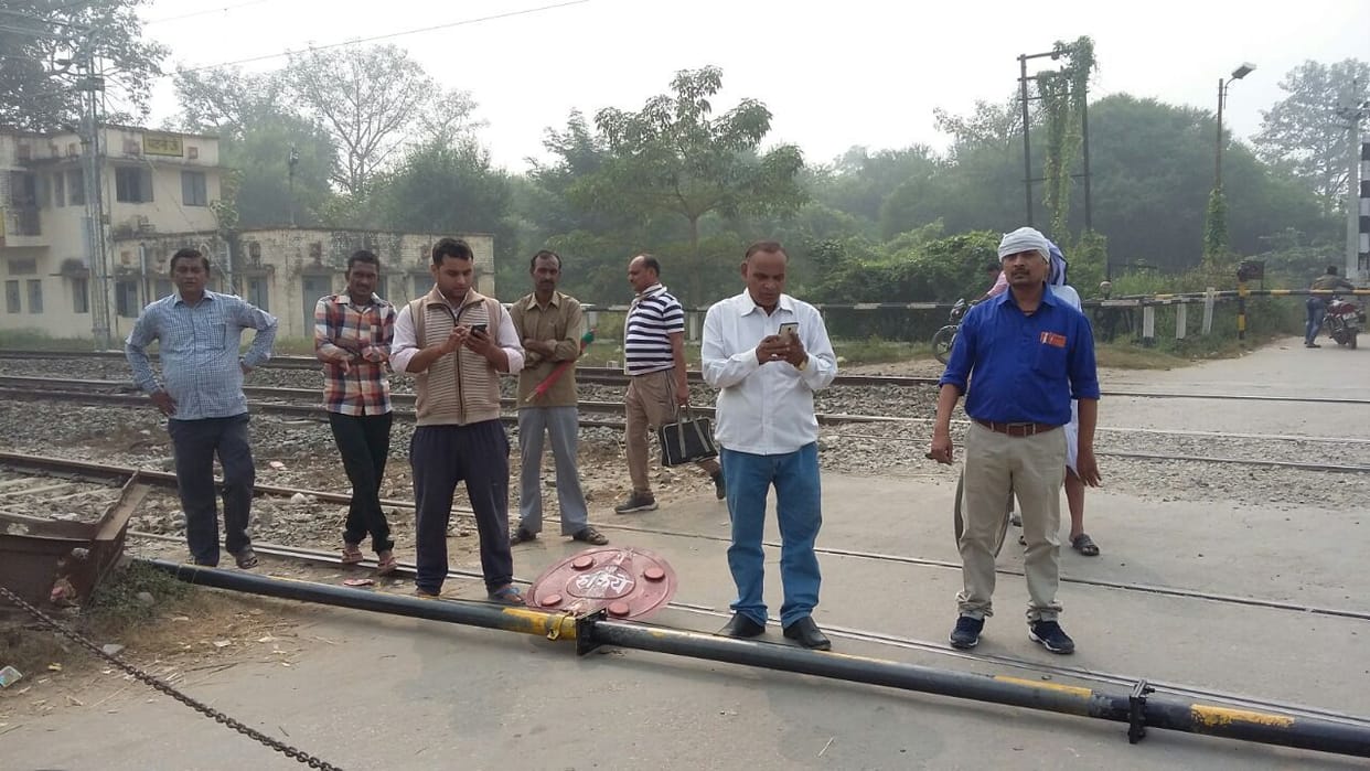 पिकअप की टक्कर से रेलवे फाटक टूटा