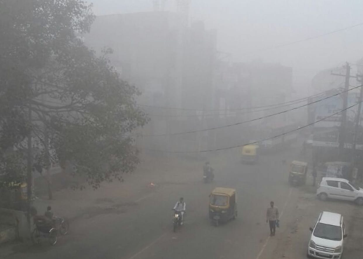 घने कोहरे ने वाहनों की रफ्तार पर लगाया ब्रेक