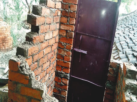 The youth broke the toilets, the toilets, the saas, the daughter-in-law