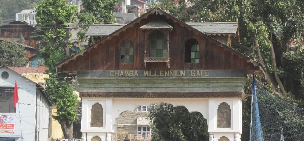 टैक्सी स्टैंड के समीप निर्मित मिलेनियम गेट खस्ताहालत