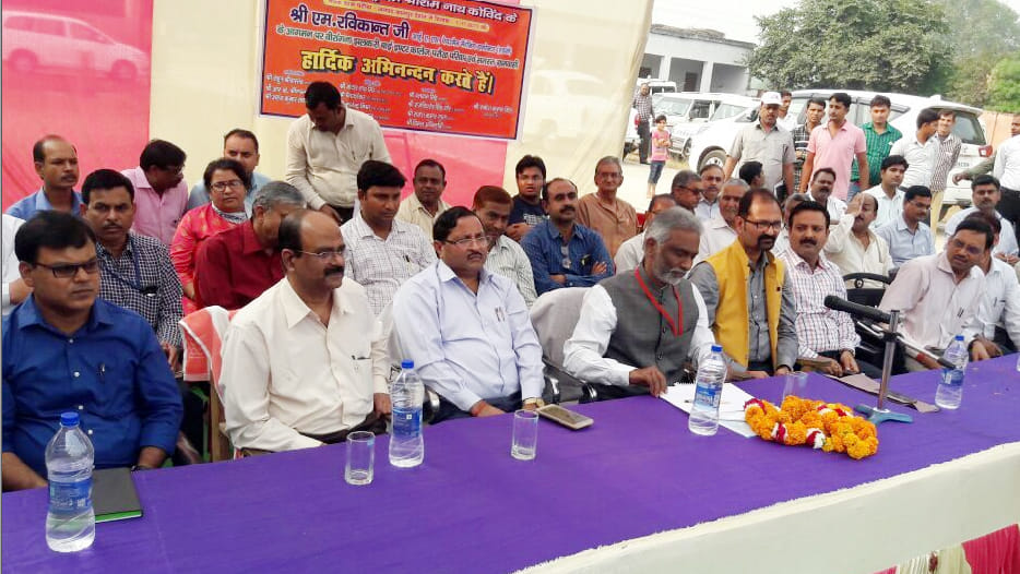 परौंख गांव में चौपाल लगाते हुडको टीम के सदस्य