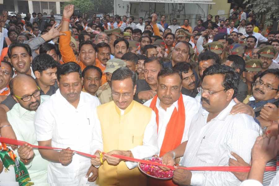 up deputy cm dinesh sharma in agra motivated party workers