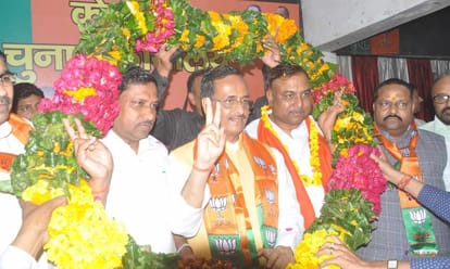 up deputy cm dinesh sharma in agra motivated party workers