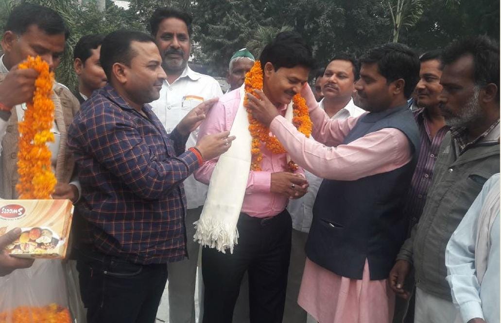 डीसीओ को प्रतीक चिन्ह देकर किया सम्मानित