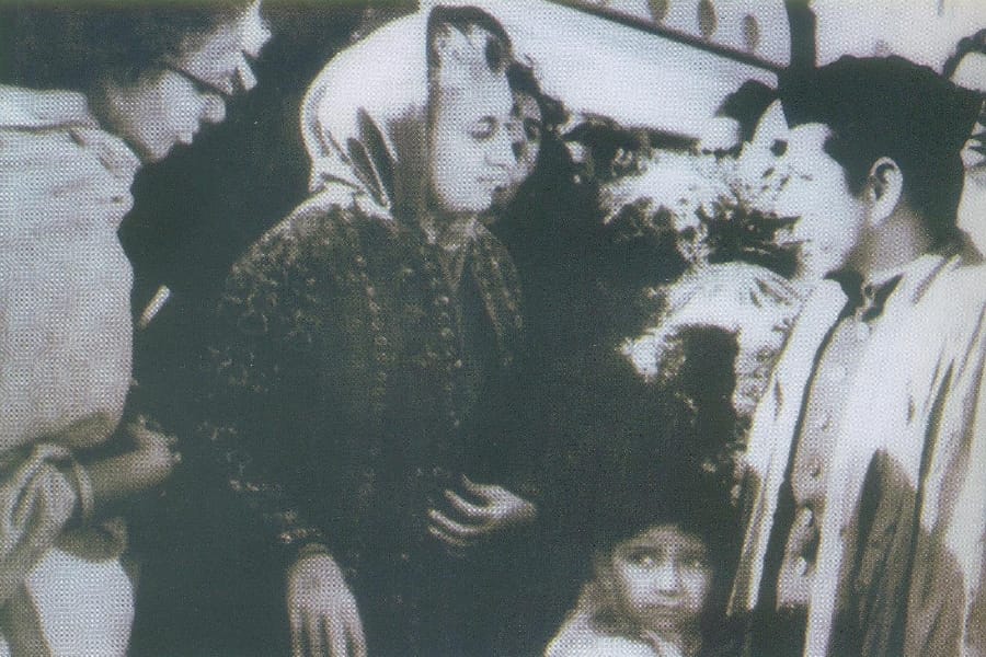 Indira gandhi was welcomed by black roses in Lucknow.