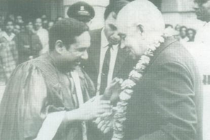 Indira gandhi was welcomed by black roses in Lucknow.
