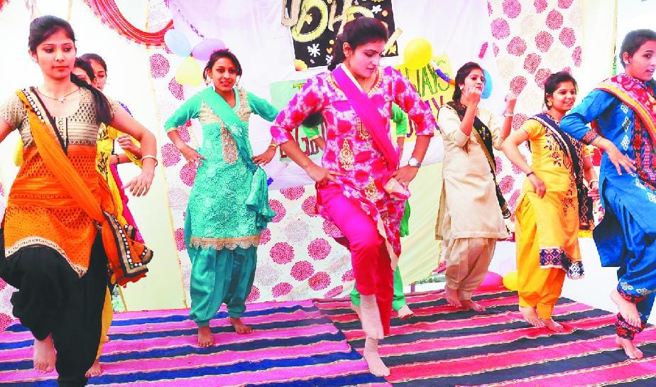 रंगारंग सांस्कृतिक कार्यक्रम से किया मोहित