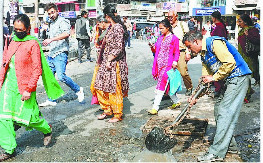 गांव स्वच्छता में अव्वल, शहर में गंदगी का दाग 