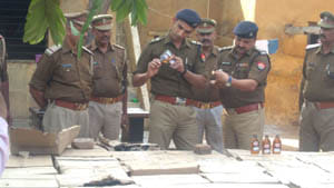 police catch liquor of ten lack rupees 
