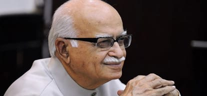 Amar Singh sang the song pal pal dil ke pass tum rahtey ho moment on the birthday of lk Advani