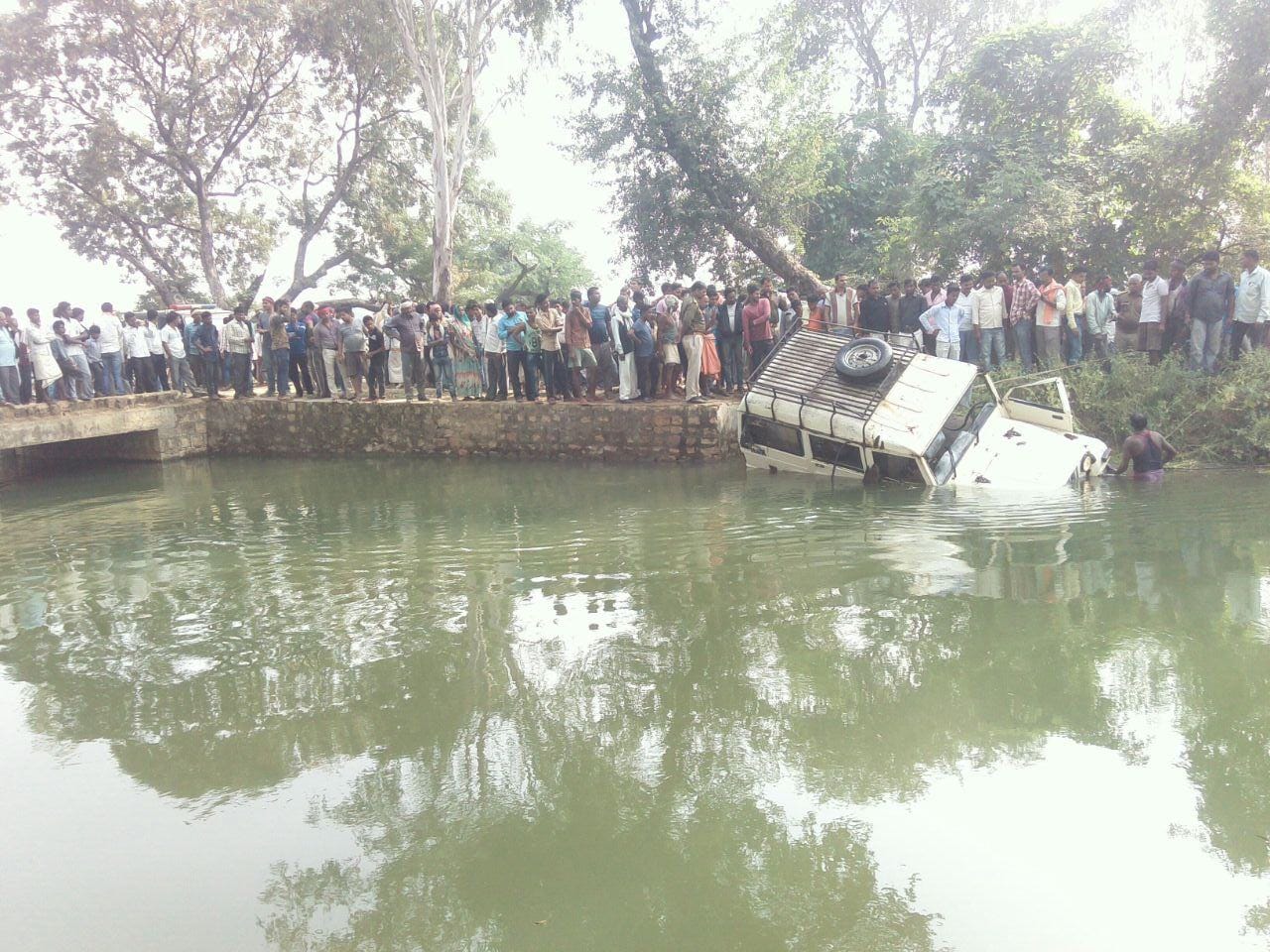 mirzapur school van turn down into canal