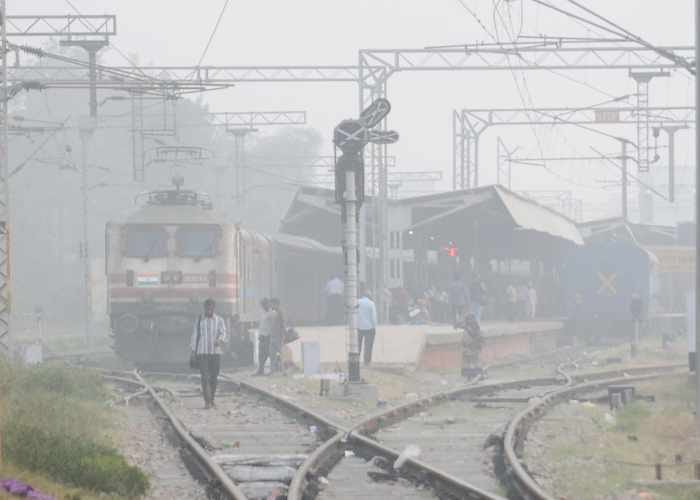 train late due to fog on agra delhi railway track