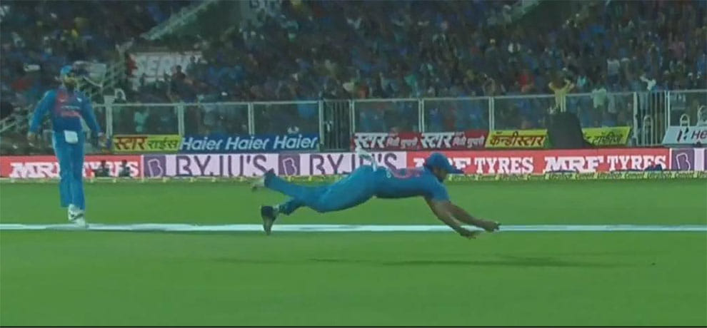 Hitman Rohit Sharma took splendid catch of coalin Munro in  thiruvananthapuram