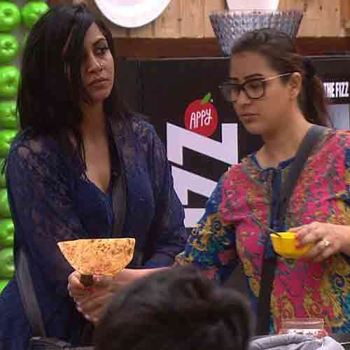 BIGG BOSS 11 ARSHI KHAN SAID CHARACTERLESS TO HER GRANFATHER
