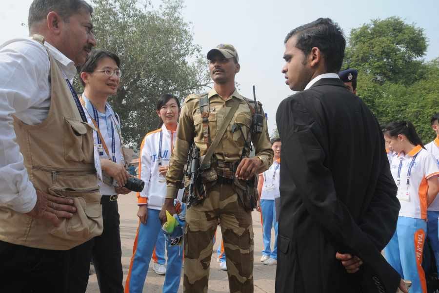 judges visiting taj mahal was checked by security 