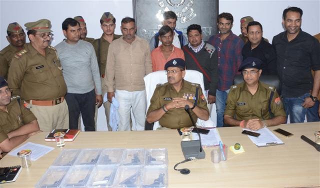 4 smugglers including illegal pistols in Aligarh